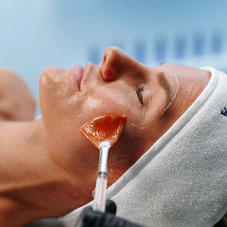 Circadia Behandlung: Wirkstoffmaske wird mit dem Pinsel aufgetragen