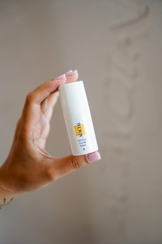 Hand holding an SPF skincare product - aftercare after blackhead removal in Vienna