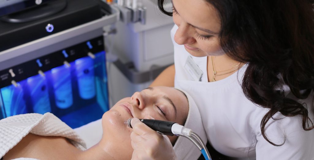 HydraFacial handpiece cleansing the face at the device - HydraFacial treatment in Vienna
